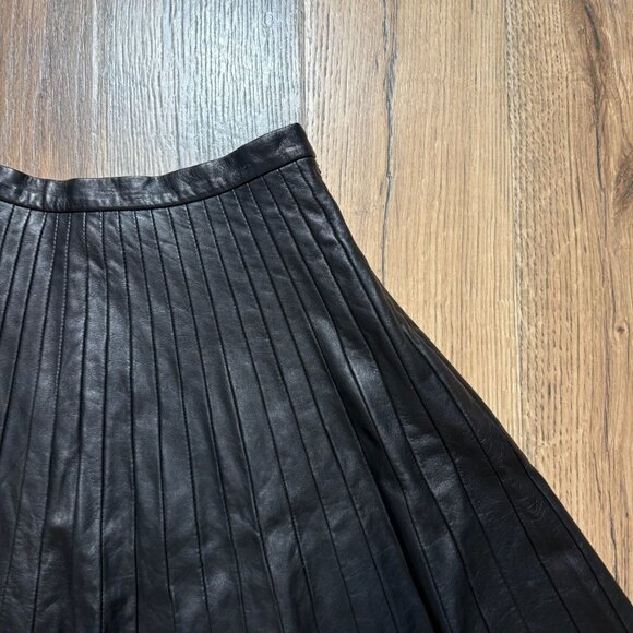 Theory 100% Lambs Leather Pleated Mini Skirt Women's Size 2 in Black - Picture 3 of 7